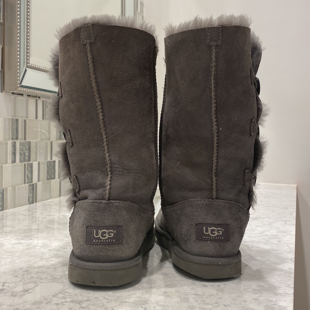 Grey button uggs - Picture 2 of 4